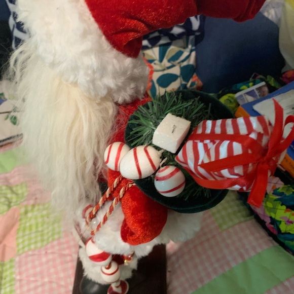 New Santa Carrying His Bag While Holding A Strand Of Garland - Picture 4 of 6